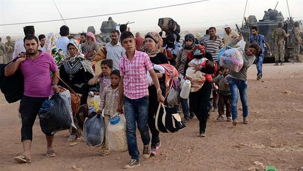 نحو عشرين الف نازح سوري عالقون عند الحدود مع تركيا 