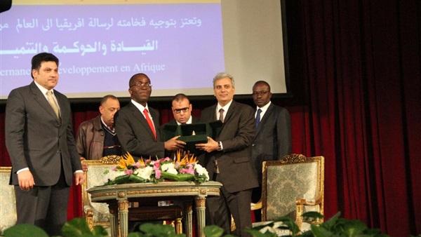 نصار يهدي رئيس وزراء الكونغو درع جامعة القاهرة