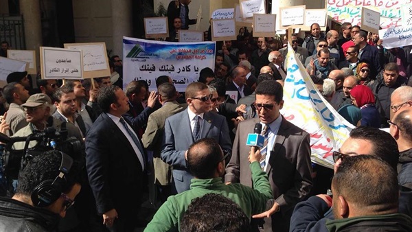 بالصور.. «هيثم الحريري» يشارك بالوقفة الاحتجاجية للمهندسين