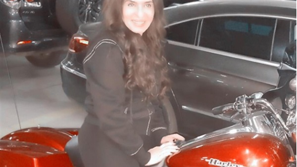 بالصورة.. دينا تقود دراجة «هارلى»