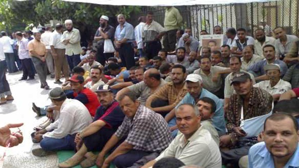 عمال مصنع سجاد دمنهور ينظمون وقفة احتجاجية