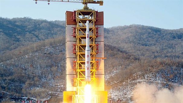 كوريا الشمالية «تشعل الحرب» بعد إطلاقها صاروخ بعيد المدى.. و«الجنوبية» تندد وتعتبره عملا استفزازياٌ لا يغتفر..و«مجلس الأمن» يتوعدها بالعقوبات الراضعة 