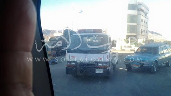 بالصور .. إنقلاب شاحنة بميدان الأباريق فى سفاجا 