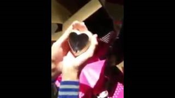 بالفيديو.. أغرب طريقة لتقديم هدية من شاب لحبيبته بالفيديو.. أغرب طريقة لتقديم هدية من شاب لحبيبته