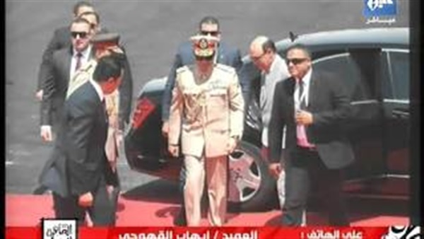بالفيديو.. «الشئون المعنوية» تكشف سر «السجادة الحمراء» لموكب «السيسى»