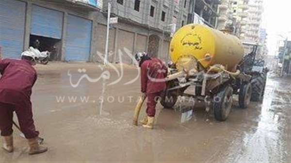 بالصور..حملة لرفع المياه ومخلفات الأمطار من شوارع كفر الشيخ 