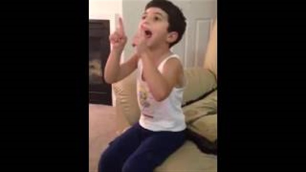 بالفيديو.. طفل أمريكي يقلد معلمه في نطق القرآن الكريم