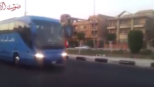 بالفيديو.. وصول أتوبيس الأهلي  إلى ملعب بتروسبورت 