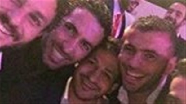 بالصورة.. تريكة مع نجوم الأهلي قبل «القمة»