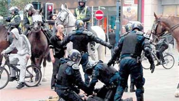 أغرب وسائل فض«التظاهرات»حول العالم..«الهند»تستخدم «النبال» وأكياس«الفلفل الحار»..و«الأمريكان»يعملون ببنادق عالية الضوضاء..و«السويد» تواجه المتظاهرين بـ«غاز الضحك»..وفض المظاهرات المصرية بـ«عصير القصب»