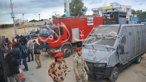 بالصور.. الأمن يحتجز اتوبيس الصحفيين والمصورين قبل ستاد برج العرب