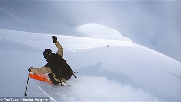 متزلج يلتقط صورا لنفسه باستخدام سلسلة وآيفون