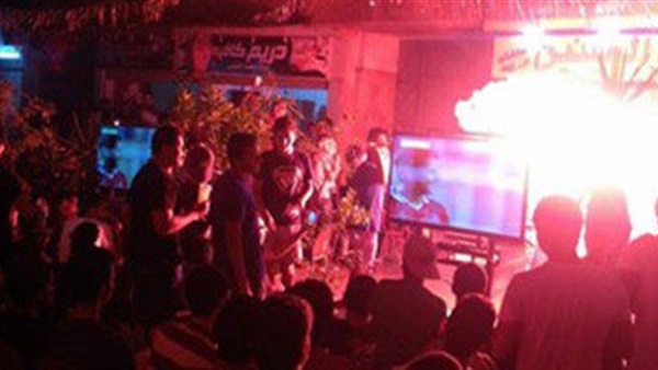 جماهير الزمالك تشعل الشماريخ فى ميت عقبة  