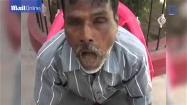 ​بالفيديو.. هندي يأكل طبق «رمل» يوميًا