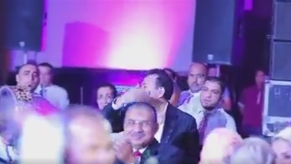 بالفيديو.. حملة هجوم شرسة لمصوري الأفراح ضد «حكيم» بالفيديو.. حملة هجوم شرسة لمصوري الأفراح ضد «حكيم»