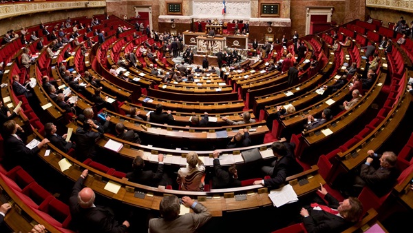 «الوطنية الفرنسية» تصوت لإدراج إسقاط الجنسية والطوارئ في الدستور