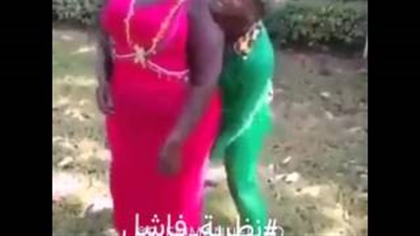 بالفيديو..موقف محرج لسيدة بسبب بدانتها بالفيديو..موقف محرج لسيدة بسبب بدانتها