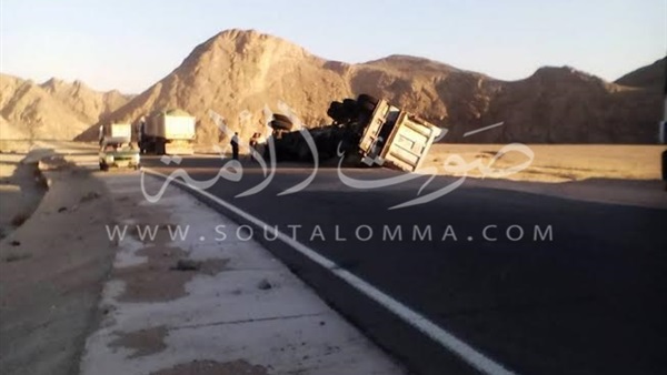بالصور.. إنقلاب شاحنة فوسوفات طريق «قفط ـ البحر الأحمر» بالصور.. إنقلاب شاحنة فوسوفات طريق «قفط ـ البحر الأحمر»