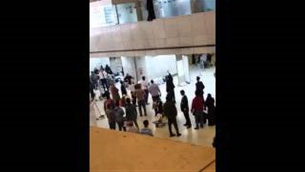 بالفيديو.. لحظة انقاذ فتاة حاولت الانتحار بمطار جدة