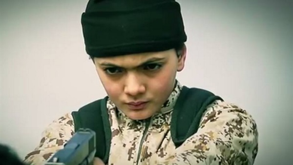 طفل داعشي 4 أعوام يعدم ثلاث رهائن