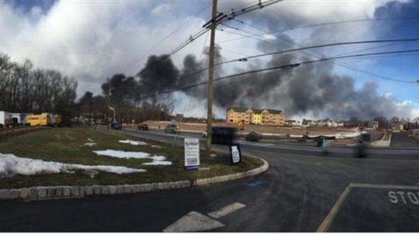 بالصور.. حريق هائل بمخزن قطارات في ولاية نيوجيرسي الأمريكية