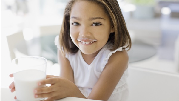 خطوات فعالة لإقناع طفلك بشرب الحليب
