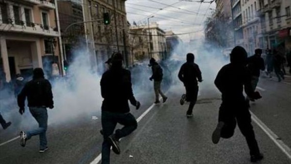 الشرطة اليونانية تطلق الغاز المسيل للدموع لتفريق مزارعين بوسط أثنيا