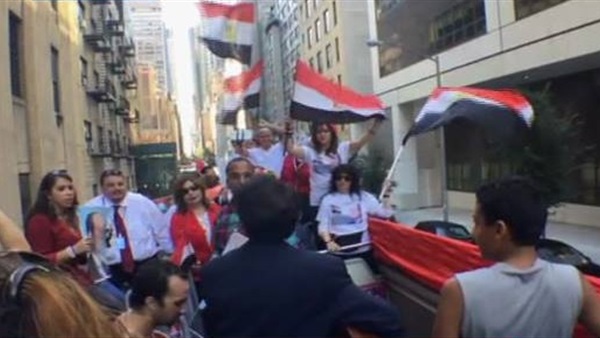 بالفيديو..المصريون يحولون شوارع أمريكا إلى كرنفالات احتفالا بزيارة السيسى بالفيديو..المصريون يحولون شوارع أمريكا إلى كرنفالات احتفالا بزيارة السيسى