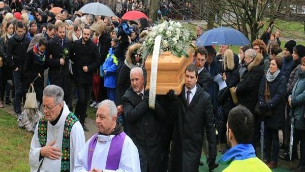 بالصور والفيديو.. الآلاف يشيعون جثمان جوليو ريجيني