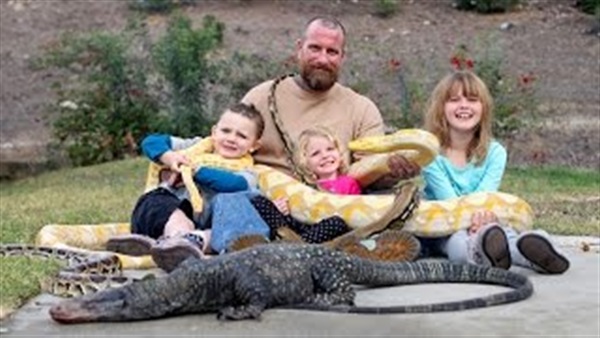 ​بالفيديو.. أب يُلاعب أولاده بالثعابين