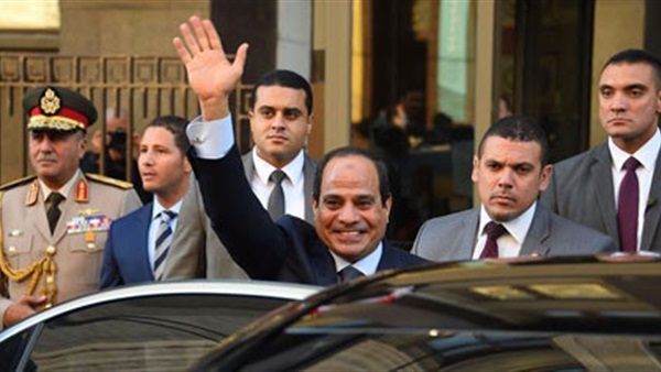 «السيسي» يدخل قاعة البرلمان وسط هتافات «تحيا مصر»