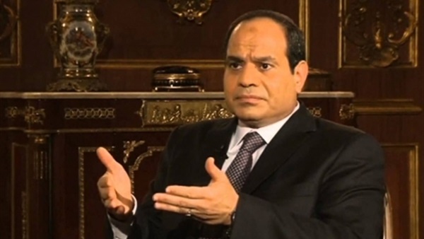 "السيسي".. يوجه  الشكر للمرأة «صمام الأمان»