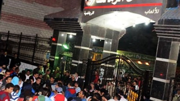 جماهير الزمالك تعتدي على سيارة تحمل أعلام الأهلي جماهير الزمالك تعتدي على سيارة تحمل أعلام الأهلي