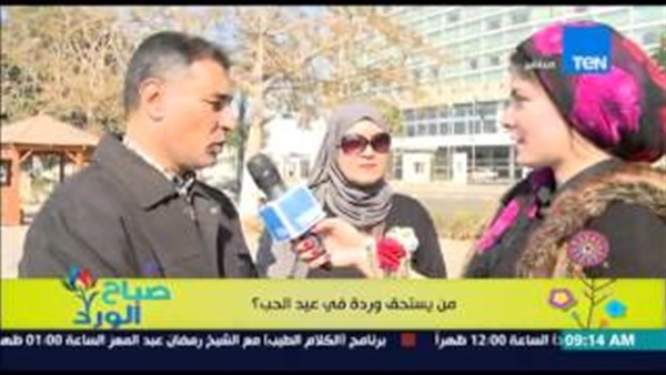 بالفيديو.. رجل يفاجئ صديقه بوردة في عيد الحب بالفيديو.. رجل يفاجئ صديقه بوردة في عيد الحب