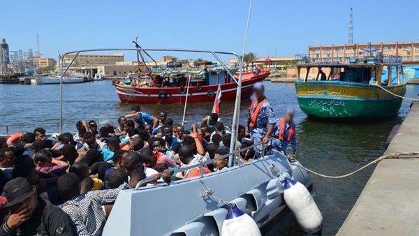 بالصور..القوات البحرية تحبط محاولة  هجرة غير شرعية لـ 228 شخصًا 