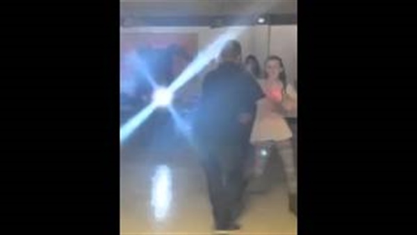 بالفيديو.. «وصلة رقص» بين فتاة ووالدها احتفالًا بـ«الفلانتين»