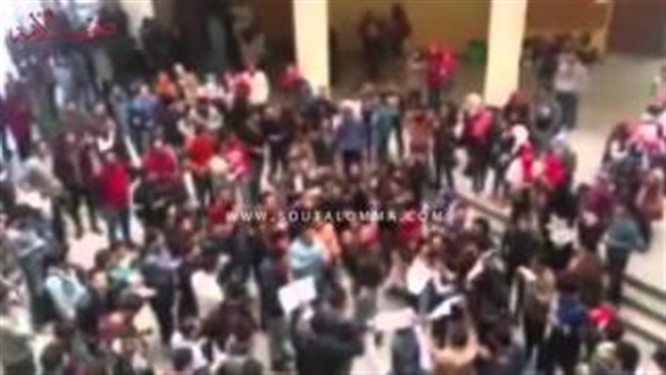 بالفيديو.. طلاب تكنولوجيا المعلومات بجامعة مصر يطالبون برحيل العميد