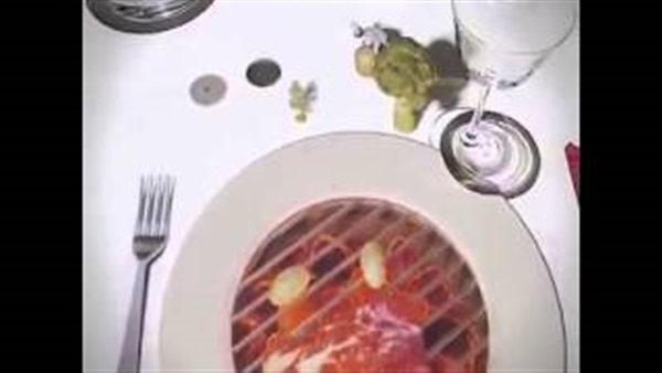 بالفيديو.. مطعم فرنسى يقضى على ملل الزبائن