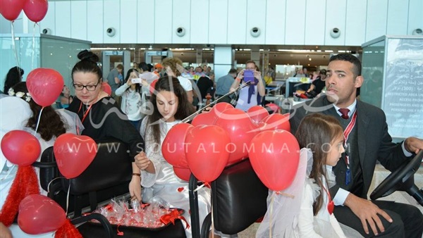 بالصور.. مطار الغردقة يحتفل مع السياح بـ «عيد الحب»