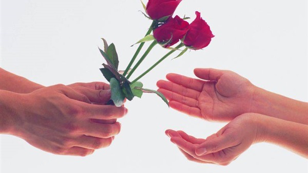 مراهق يحتفل بعيد الحب مع 900 فتاة