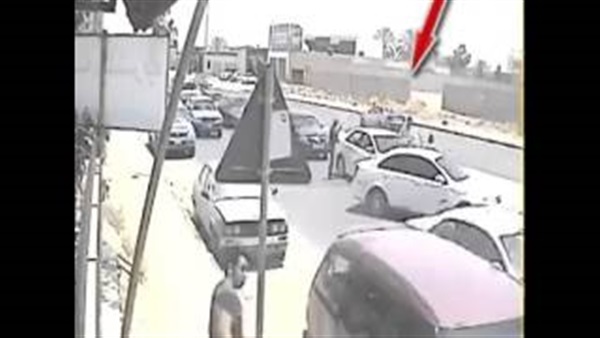 بالفيديو.. تثبيت رجل وسرقة سيارته في وسط النهار 