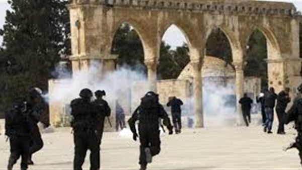 قوات اسرائيلية تقتحم المسجد الأقصى وتطلق قنابل غازية قوات اسرائيلية تقتحم المسجد الأقصى وتطلق قنابل غازية