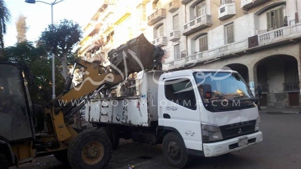 بالصور.. رئيس حي شرق يتابع أعمال النظافة بشوارع بورسعيد