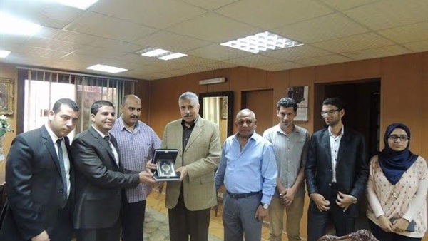 شباب الغربية يقدمون هدية لمدير الأمن عرفانًا بجهوده شباب الغربية يقدمون هدية لمدير الأمن عرفانًا بجهوده