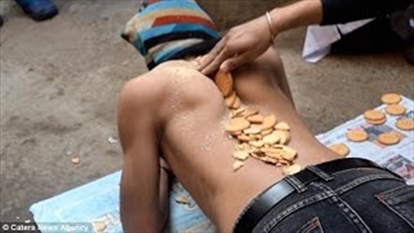 بالفيديو.. شاب يطحن «البسكويت» بين كتفيه