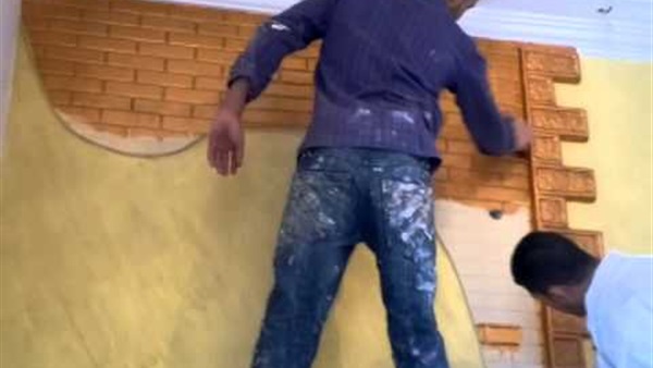 بالفيديو.. «متصل»: «ماينفعش خريج إقتصاد يشتغل نقاش» 