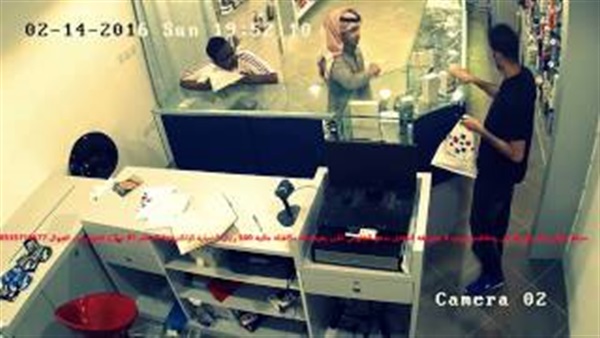 بالفيديو.. سعودي يسرق هاتفين من بائع أمام عينه