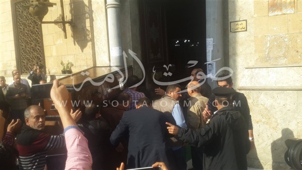 بالصور.. وصول جثمان «هيكل» إلى مسجد الحسين لأداء صلاة الغائب عليه بالصور.. وصول جثمان «هيكل» إلى مسجد الحسين لأداء صلاة الغائب عليه