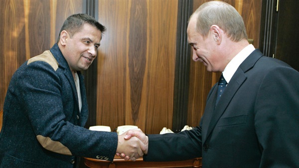 مغنٍّ روسي معروف يقدم على شاشة التلفزيون أغنية عن الطيارين الروس في سوريا