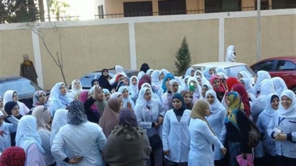 إضراب طلاب مدرسة التمريض بمستشفي الدلنجات بالبحيرة إضراب طلاب مدرسة التمريض بمستشفي الدلنجات بالبحيرة